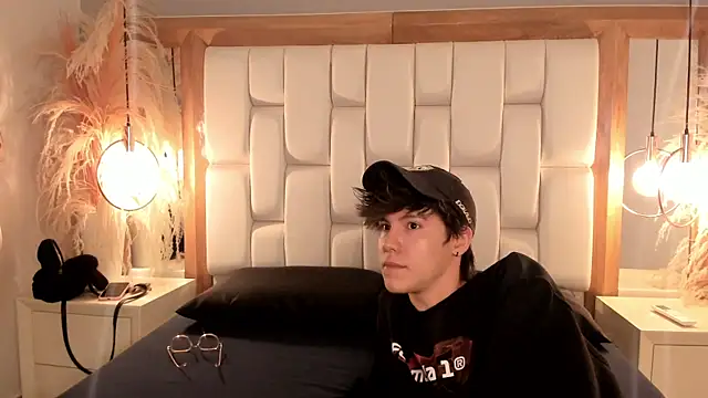 Snapshot of Daphne_And_Roger chatting on 09.20.25 Daphne And Roger online show from 09.20.25