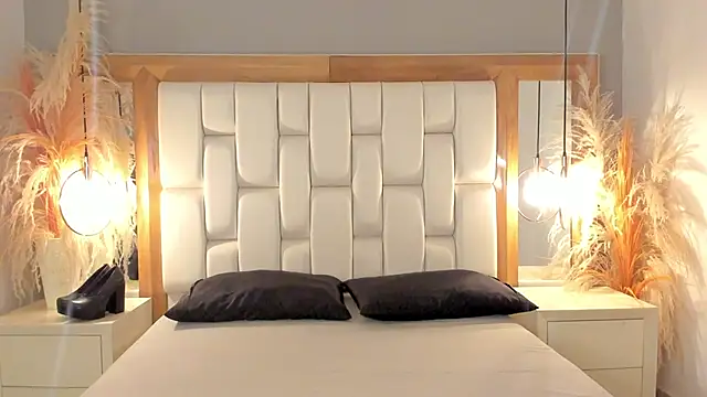 Snapshot of Daphne_And_Roger chatting on 09.22.25 Daphne And Roger online show from 09.22.25