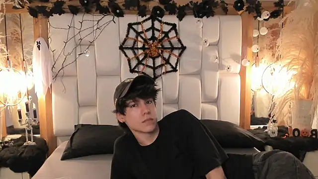 Snapshot of Daphne_And_Roger chatting on 10.07.25 Daphne And Roger online show from 10.07.25