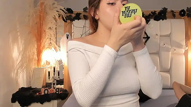 Snapshot of Daphne_And_Roger chatting on 10.13.25 Daphne And Roger online show from 10.13.25