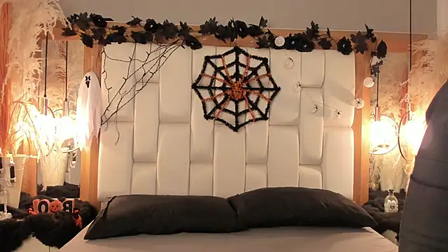 Snapshot of Daphne_And_Roger chatting on 10.18.25 Daphne And Roger online show from 10.18.25