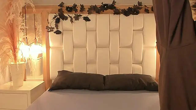 Snapshot of Daphne_And_Roger chatting on 11.03.25 Daphne And Roger online show from 11.03.25