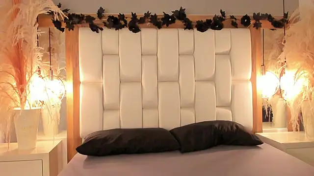 Snapshot of Daphne_And_Roger chatting on 11.12.25 Daphne And Roger online show from 11.12.25