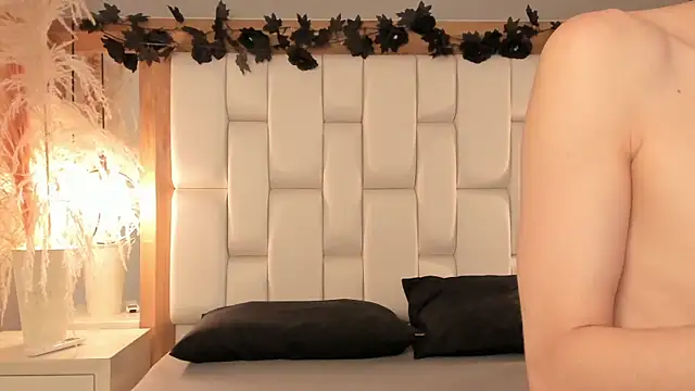 Snapshot of Daphne_And_Roger chatting on 12.02.25 Daphne And Roger online show from 12.02.25