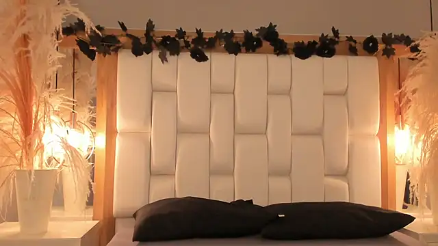 Snapshot of Daphne_And_Roger chatting on 12.04.25 Daphne And Roger online show from 12.04.25