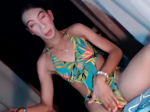 Snapshot of xyourdreamtrans chatting on 10.08.25 xyourdreamtrans online show from 10.08.25