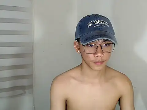 Snapshot of ynotyu chatting on 10.31.25 ynotyu online show from 10.31.25