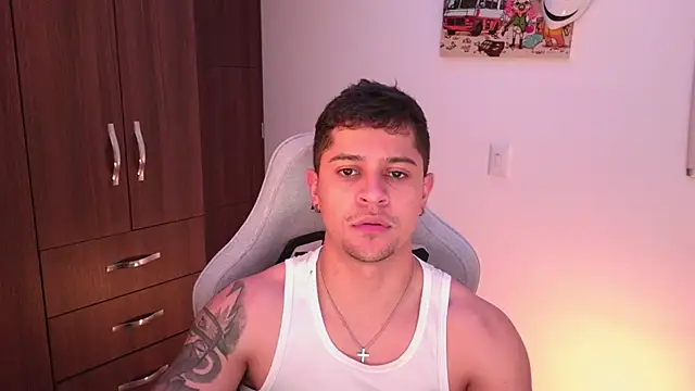 Snapshot of domsantiago_ chatting on 10.28.25 domsantiago online show from 10.28.25