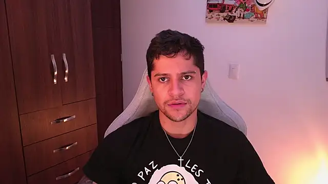 Snapshot of domsantiago_ chatting on 11.18.25 domsantiago online show from 11.18.25