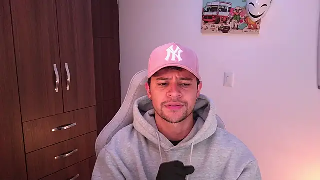 Snapshot of domsantiago_ chatting on 11.22.25 domsantiago online show from 11.22.25