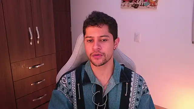 Snapshot of domsantiago_ chatting on 11.25.25 domsantiago online show from 11.25.25