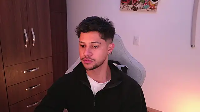 Snapshot of domsantiago_ chatting on 12.17.25 domsantiago online show from 12.17.25