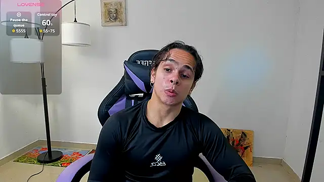 Snapshot of Maximiliano_scoott__ chatting on 10.29.25 Maximiliano scoott   online show from 10.29.25