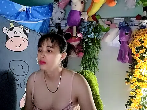 Snapshot of emgaixinhngoan chatting on 11.17.25 emgaixinhngoan online show from 11.17.25