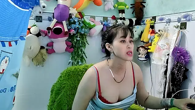 Snapshot of emgaixinhngoan chatting on 11.17.25 emgaixinhngoan online show from 11.17.25