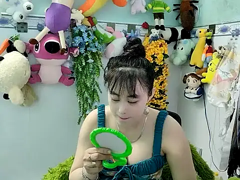 Snapshot of emgaixinhngoan chatting on 11.19.25 emgaixinhngoan online show from 11.19.25