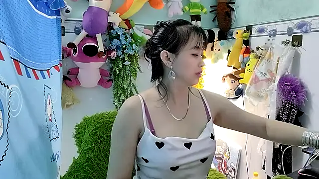 Snapshot of emgaixinhngoan chatting on 11.19.25 emgaixinhngoan online show from 11.19.25