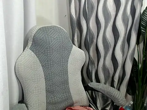 Snapshot of sweetiie_caren chatting on 07.28.26 sweetiie caren online show from 07.28.26