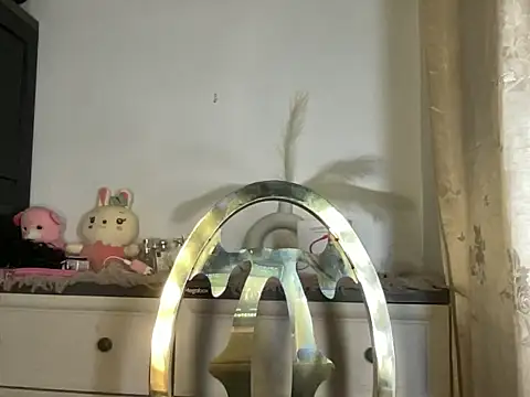 Snapshot of slimladyxoxo chatting on 12.15.25 slimladyxoxo online show from 12.15.25