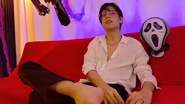 Snapshot of luixdust_ chatting on 10.24.25 luixdust online show from 10.24.25