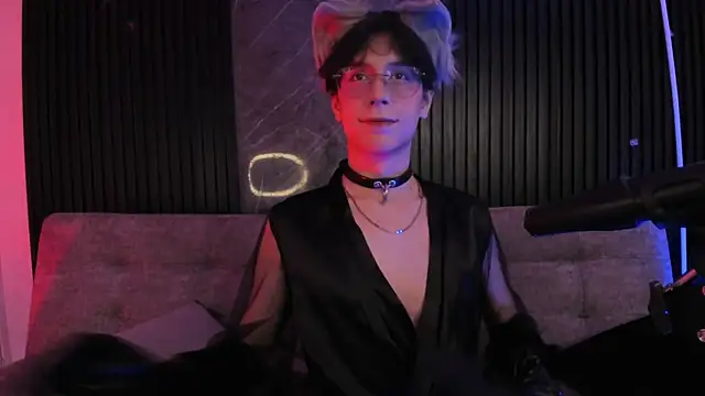 Snapshot of luixdust_ chatting on 10.30.25 luixdust online show from 10.30.25