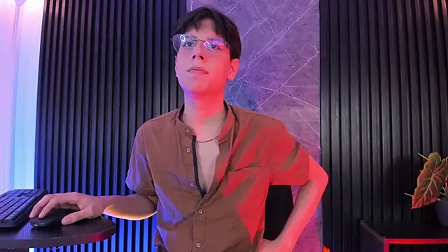 Snapshot of luixdust_ chatting on 11.30.25 luixdust online show from 11.30.25