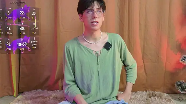 Snapshot of luixdust_ chatting on 12.15.25 luixdust online show from 12.15.25