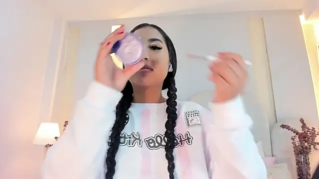 SalomeeBell online show from 10.08.25