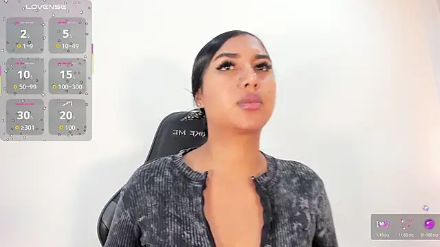 Snapshot of SalomeeBell chatting on 12.22.25 SalomeeBell online show from 12.22.25