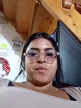 Snapshot of katia_durand chatting on 10.27.25 katia durand online show from 10.27.25