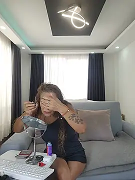 Snapshot of evasweett__ chatting on 06.22.26 evasweett online show from 06.22.26