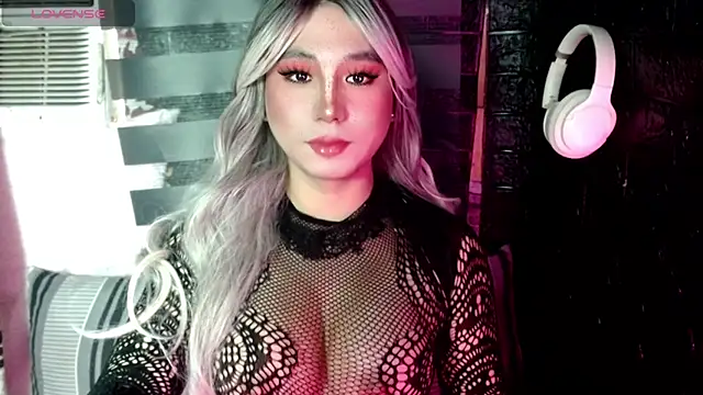 Snapshot of UrhotlucyTS chatting on 10.01.25 UrhotlucyTS online show from 10.01.25