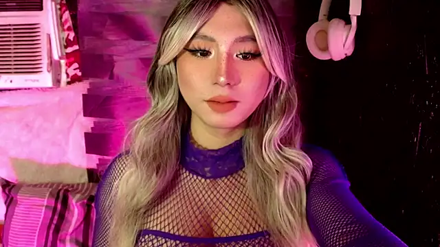 Snapshot of UrhotlucyTS chatting on 11.08.25 UrhotlucyTS online show from 11.08.25