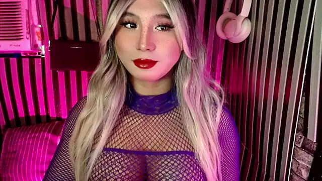 Snapshot of UrhotlucyTS chatting on 01.12.26 UrhotlucyTS online show from 01.12.26