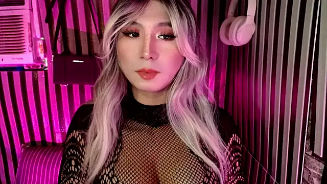 Snapshot of UrhotlucyTS chatting on 01.13.26 UrhotlucyTS online show from 01.13.26