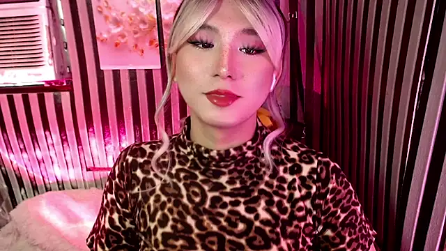 UrhotlucyTS online show from 05.15.26