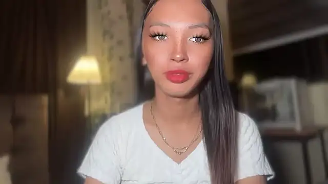 Snapshot of Simi_Ipit chatting on 11.22.25 Simi Ipit online show from 11.22.25