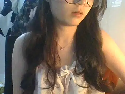 Snapshot of Linzly chatting on 09.21.25 Linzly online show from 09.21.25