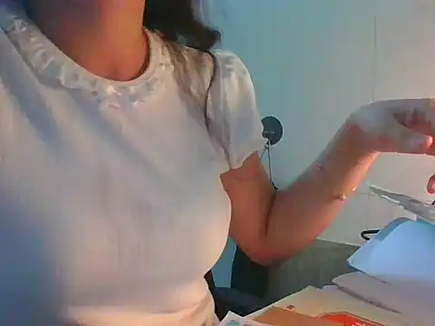 Snapshot of Linzly chatting on 10.06.25 Linzly online show from 10.06.25