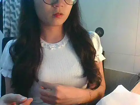 Snapshot of Linzly chatting on 10.12.25 Linzly online show from 10.12.25