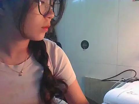 Snapshot of Linzly chatting on 10.14.25 Linzly online show from 10.14.25