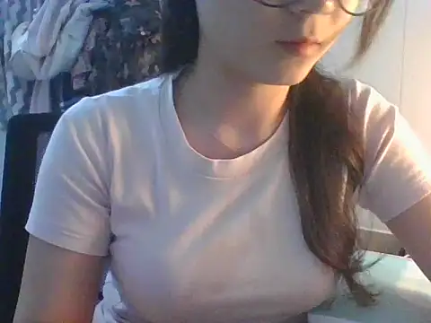 Snapshot of Linzly chatting on 10.20.25 Linzly online show from 10.20.25