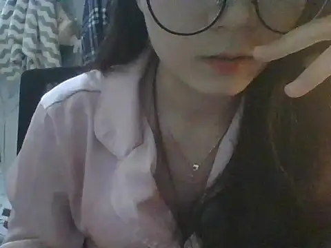 Snapshot of Linzly chatting on 10.23.25 Linzly online show from 10.23.25