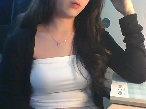 Snapshot of Linzly chatting on 10.25.25 Linzly online show from 10.25.25