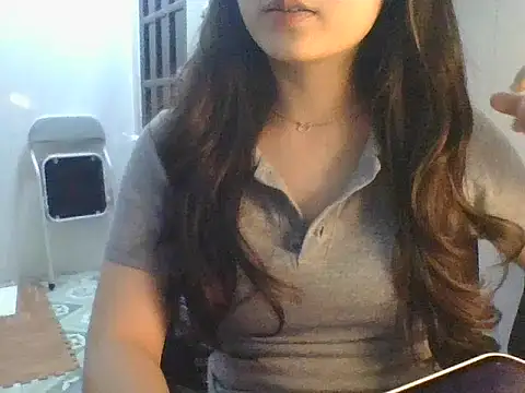 Snapshot of Linzly chatting on 10.31.25 Linzly online show from 10.31.25