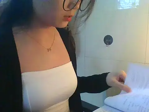 Snapshot of Linzly chatting on 11.05.25 Linzly online show from 11.05.25