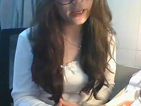 Snapshot of Linzly chatting on 11.06.25 Linzly online show from 11.06.25