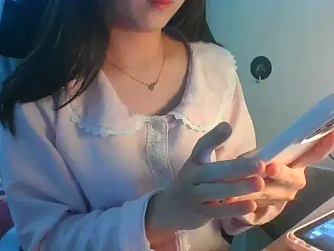 Snapshot of Linzly chatting on 11.21.25 Linzly online show from 11.21.25