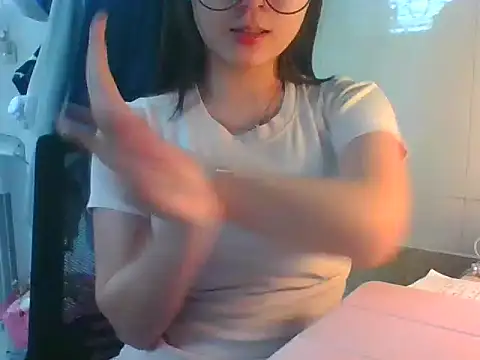 Snapshot of Linzly chatting on 11.26.25 Linzly online show from 11.26.25