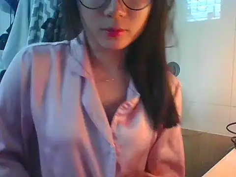 Snapshot of Linzly chatting on 11.27.25 Linzly online show from 11.27.25